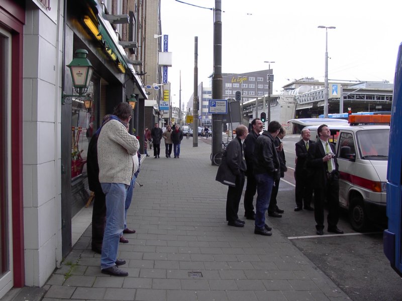 gelukkigstaandebestestuurluizoalsgewoonlijkaandewalenhelpenmetgoederaad.jpg