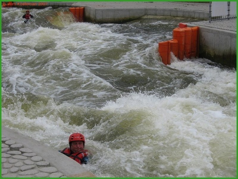 bartheeftdekleurvanzijnhelmaangenomenenoefenthetwatertrappen.jpg