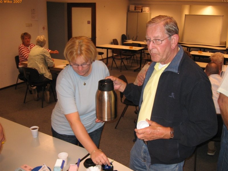 oldtimerjanissamenmetjosenceesenrobdedrijvendekrachtachterhetkaarten.jpg