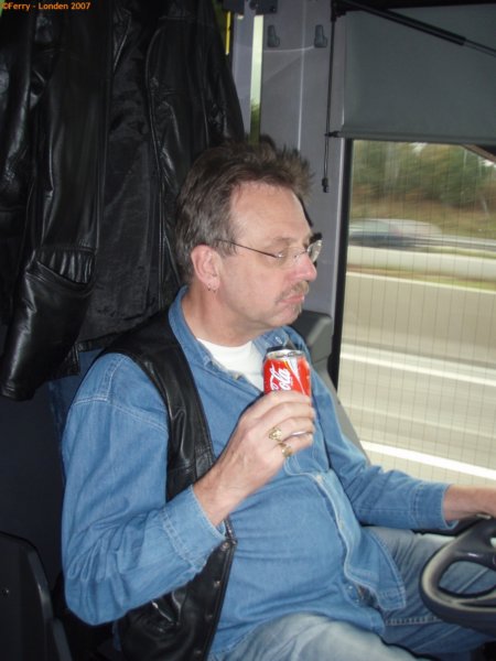 dechauffeurlaatduidelijkziendathijhetnaarzijnzinheeft.jpg