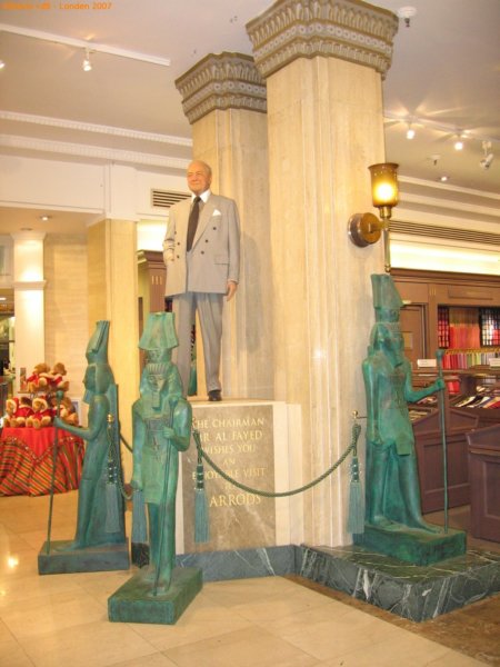 deheermohammadalfayedeigenaarvanharrodsisgelukkignietzoijdelvandaareenkleinmonumentjeindezaak.jpg