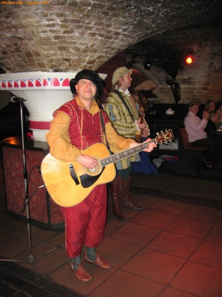 desfeervollemuziekwordtgebrachtdoor2herendiebijidolshogeogenzoudengooien.jpg