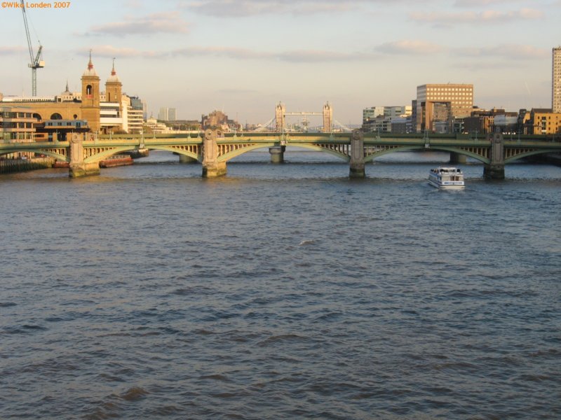 hetlijktnetofdetowerbridgebovenopdesouthwarkbridgestaat.jpg