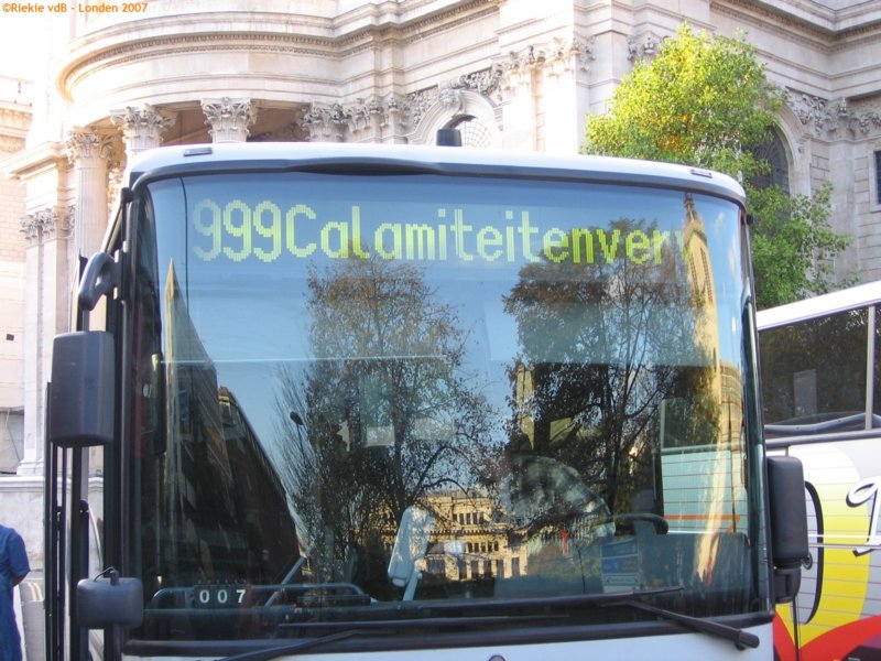 opdeparkeerplaatsvoorbussennaastdestpaulscathedralwasregelmatigeencalamiteitenbustevinden.jpg
