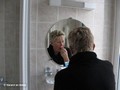 174 - Ja Ineke, nog even aandacht in de prima hotelkamer voor de uiterlijke verzorging Picture 177
