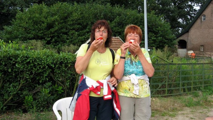 4-daagse van Carla en Nan op dinsdag met verse aardbeien.jpg