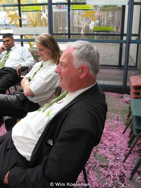 De lente ligt op de grond terwijl deze 3 collega's Mo, Jasper en Thijs zich mentaal voorbereiden op hun dienst.jpg