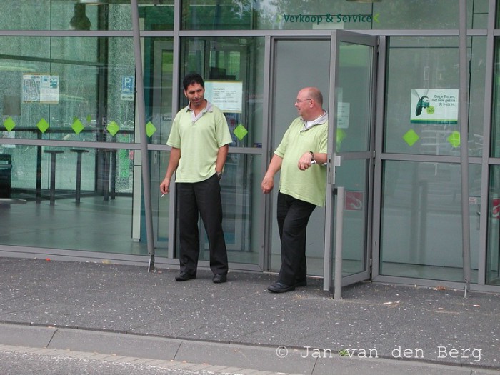 Dennis en Karl staan in de verslavingsruimte op Delft CS.jpg