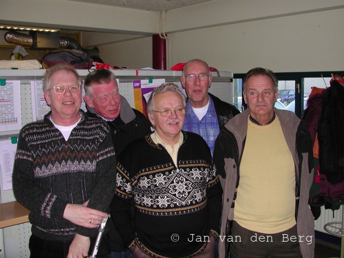 Een stukje geschiedenis bij elkaar. Henk, Dirk, Frans, Henk en Koos v.l.n.r..jpg