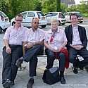 Ricardo Rene Rien en Ben vlnr - braaf op een bankje in het zonnetje op Delft stationnetje.jpg