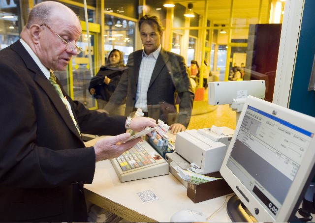 Antoon - Aan het loket busplatform DH C.S. - Foto ANP.jpg