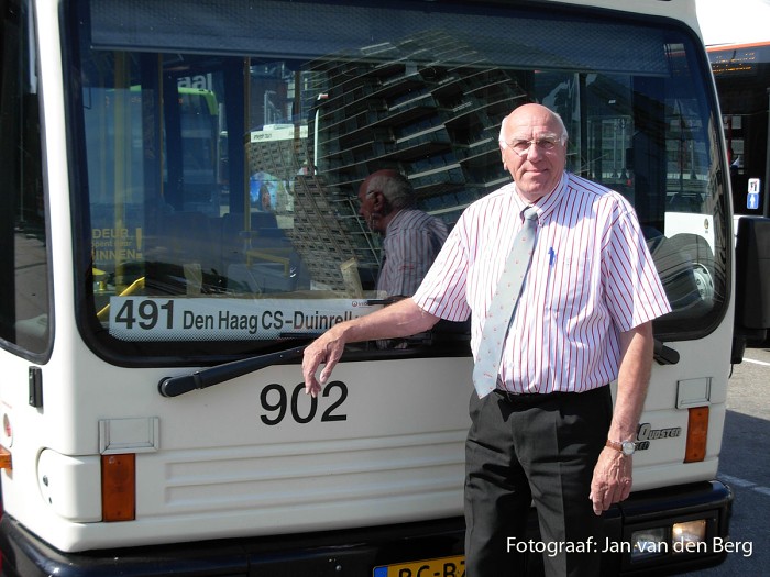 Gerrit - Foto 2 - Hij dook steeds weer op na zijn pensioen, hier rijdend voor Duinrell.jpg